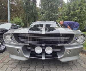 Motoryzacyjne legendy pod Torbydem. „Bydgoskie Klasyki Nocą” znów przyciągnęły tłumy