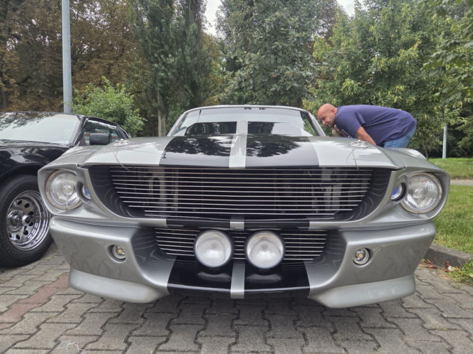 Motoryzacyjne legendy pod Torbydem. „Bydgoskie Klasyki Nocą” znów przyciągnęły tłumy