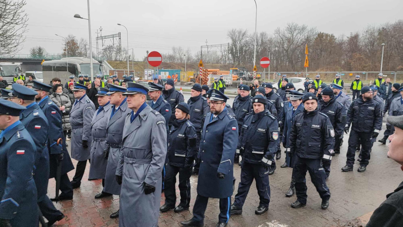  Wrocław. Ostatnie pożegnanie policjantów zastrzelonych na służbie. "Wasz tata jest bohaterem"