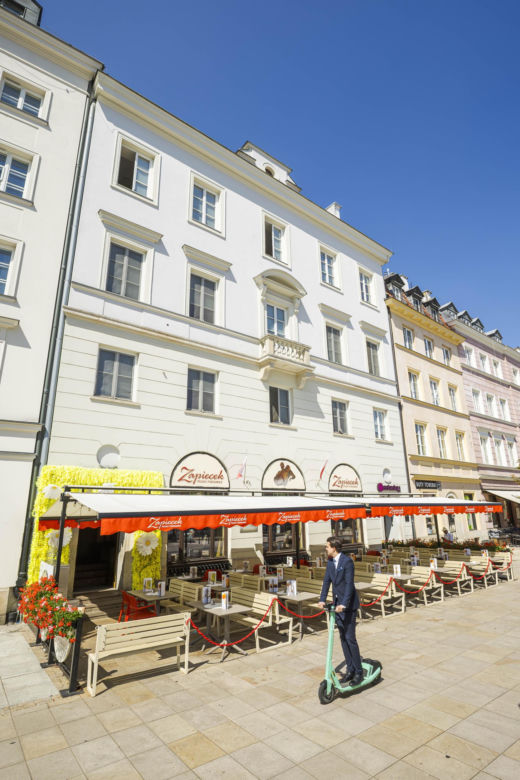 Warszawa dawniej i dziś. Krakowskie Przedmieście 55. Przed wojną ten gmach zachwycał przepychem, dziś jest tylko cieniem dawnej chwały