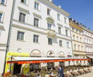Warszawa dawniej i dziś. Krakowskie Przedmieście 55. Przed wojną ten gmach zachwycał przepychem, dziś jest tylko cieniem dawnej chwały