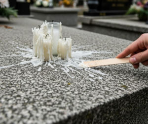 Weź dokładnie pół słoika na cmentarz. Usunie ślady po wosku, rozpuści klej, a także ptasie odchody. Szybki sposób na czyszczenie granitowego nagrobka przed Wszystkich Świętych
