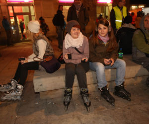 Nightskating. Warszawiacy przejechali stolicę na rolkach [Zdjęcia]