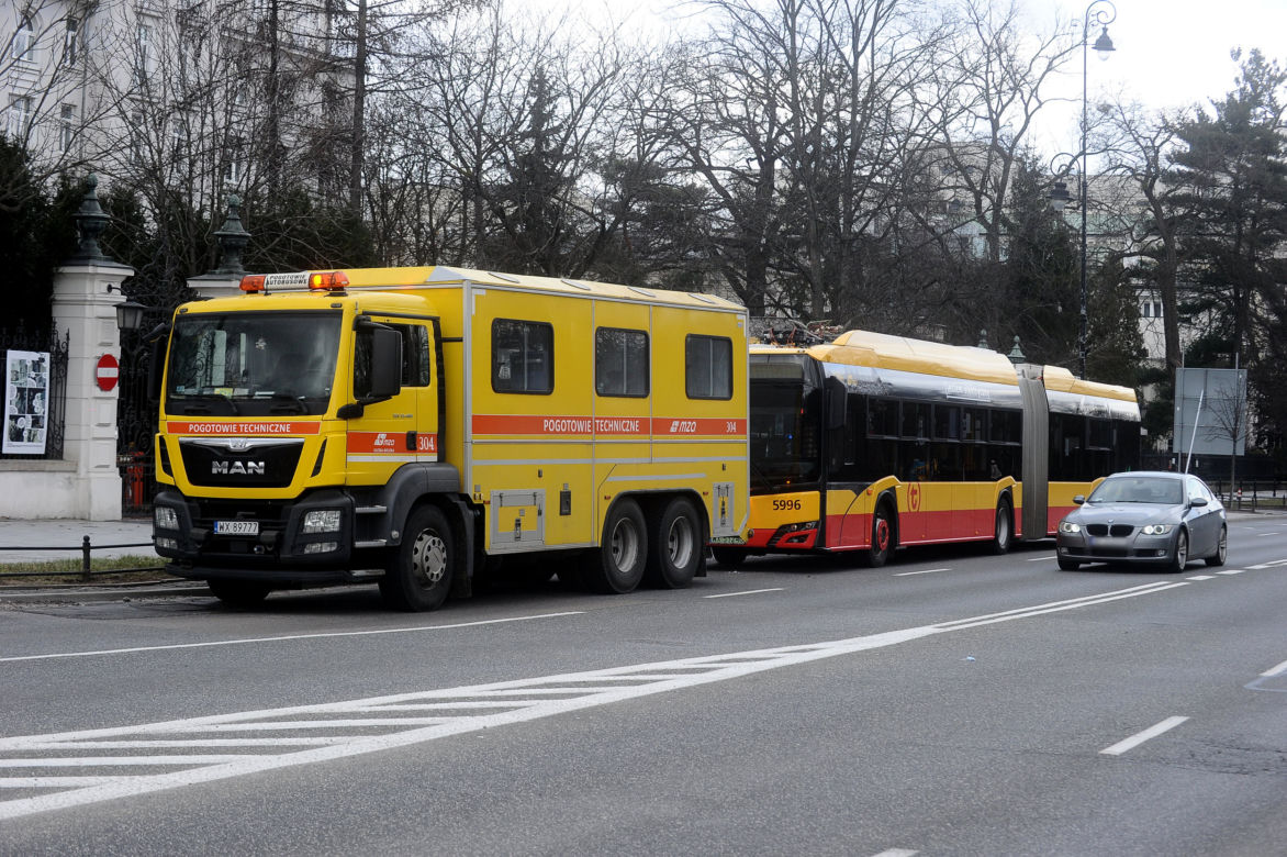 Warszawa: Al Ujazdowskie, potężne drzewo spadło na autobus i zablokowało ulicę
