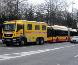 Warszawa: Al Ujazdowskie, potężne drzewo spadło na autobus i zablokowało ulicę