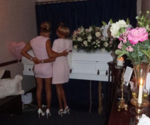 Influencerka urządziła sesję przy trumnie nastoletniej córki. Internauci się wściekli