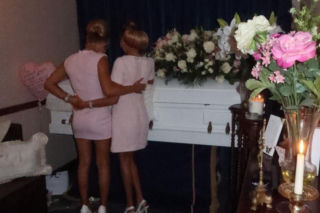 Influencerka urządziła sesję przy trumnie nastoletniej córki. Internauci się wściekli