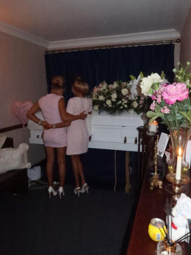 Influencerka urządziła sesję przy trumnie nastoletniej córki. Internauci się wściekli