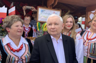 Kaczyński na pikniku w otoczeniu pięknych kobiet. Częstował się smakołykami! [ZDJĘCIA]