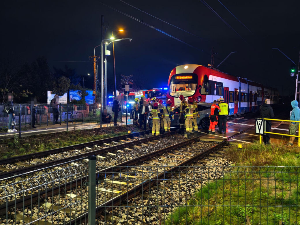 Nie obchodził go znak STOP. Nissanem wjechał wprost pod pociąg WKD