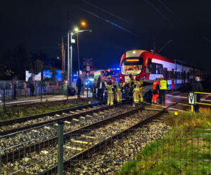 Nie obchodził go znak STOP. Nissanem wjechał wprost pod pociąg WKD