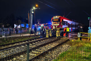Nie obchodził go znak STOP. Nissanem wjechał wprost pod pociąg WKD