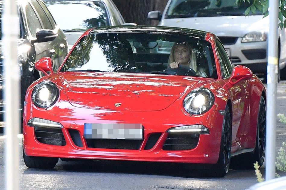 Agnieszka Woźniak-Starak: Wraca do życia w czerwonym Porsche 