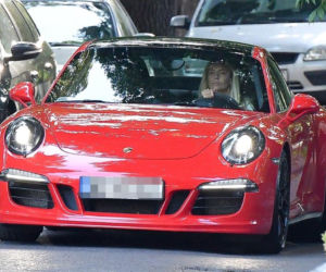 Agnieszka Woźniak-Starak: Wraca do życia w czerwonym Porsche 