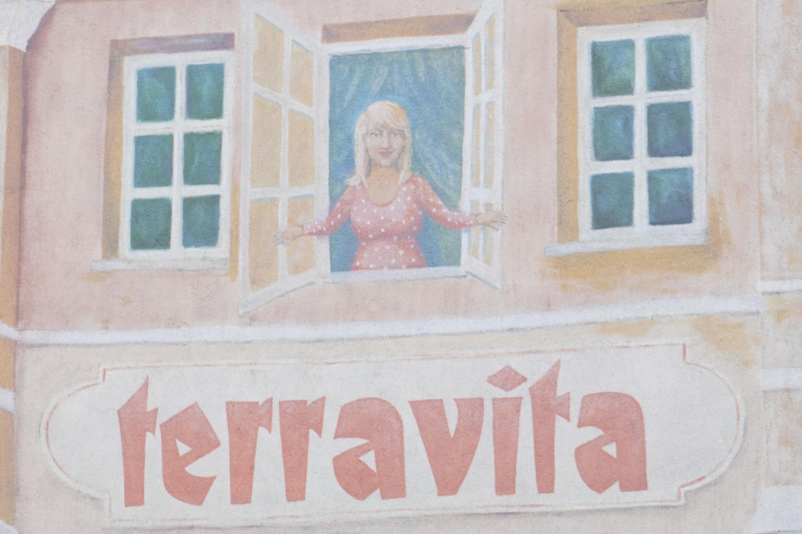 To najsłynniejszy mural w Poznaniu. Jest wizytówką zabytkowej dzielnicy