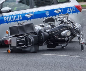 Zmiótł seatem motocyklistę. Koszmarny wypadek na Pradze