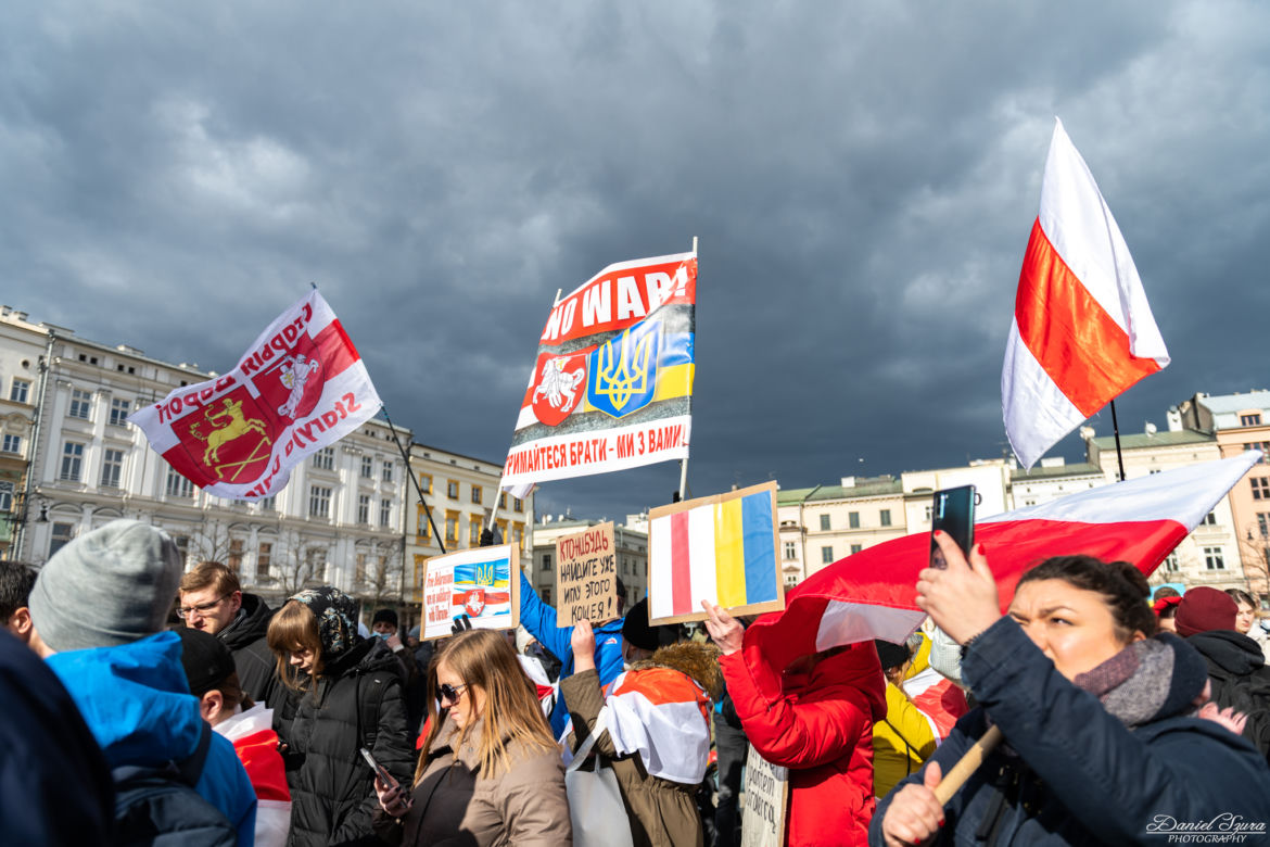 Kraków solidarny z Ukrainą! Wielka manifestacja na Rynku Głównym [ZDJĘCIA]