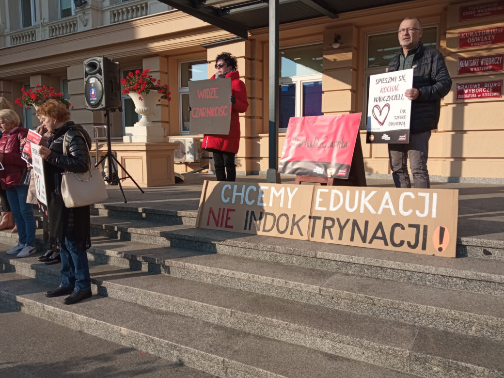 „Rząd przygotowuje sobie ciemnotę, którą łatwiej rządzić”. #Kartka do Czarnka w Rzeszowie. 