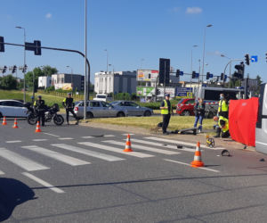 Bydgoszcz. Samochód wjechał w pieszych! 12-letnia dziewczynka zginęła na miejscu [ZDJĘCIA]