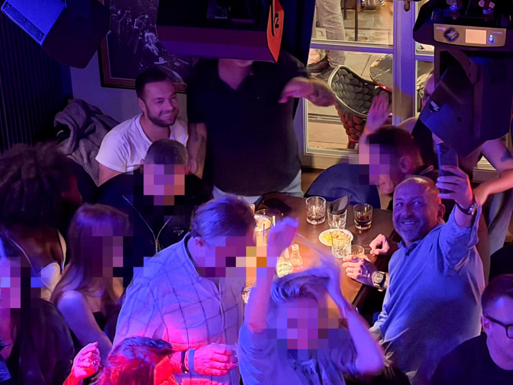 Posłowie Bartosz Romowicz i Piotr Górnikiewicz po wieczornym głosowaniu przyjechali do klubu Piano Bar