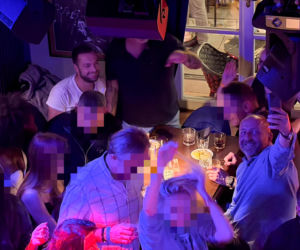 Posłowie Bartosz Romowicz i Piotr Górnikiewicz po wieczornym głosowaniu przyjechali do klubu Piano Bar