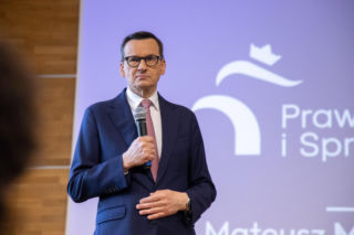 Mateusz Morawiecki i szychy z PiS w Toruniu. Spotkanie w sali widowiskowej Muzeum Etnograficznego im. Marii Znamierowskiej-Prüfferowej