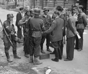Powstanie Warszawskie. Na początku była euforia. Widać to na zdjęciach Lokajskiego