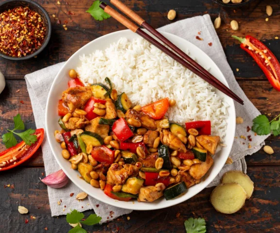 Kurczak kung pao – kultowe danie kuchni chińskiej, które zrobisz lepiej niż w restauracji