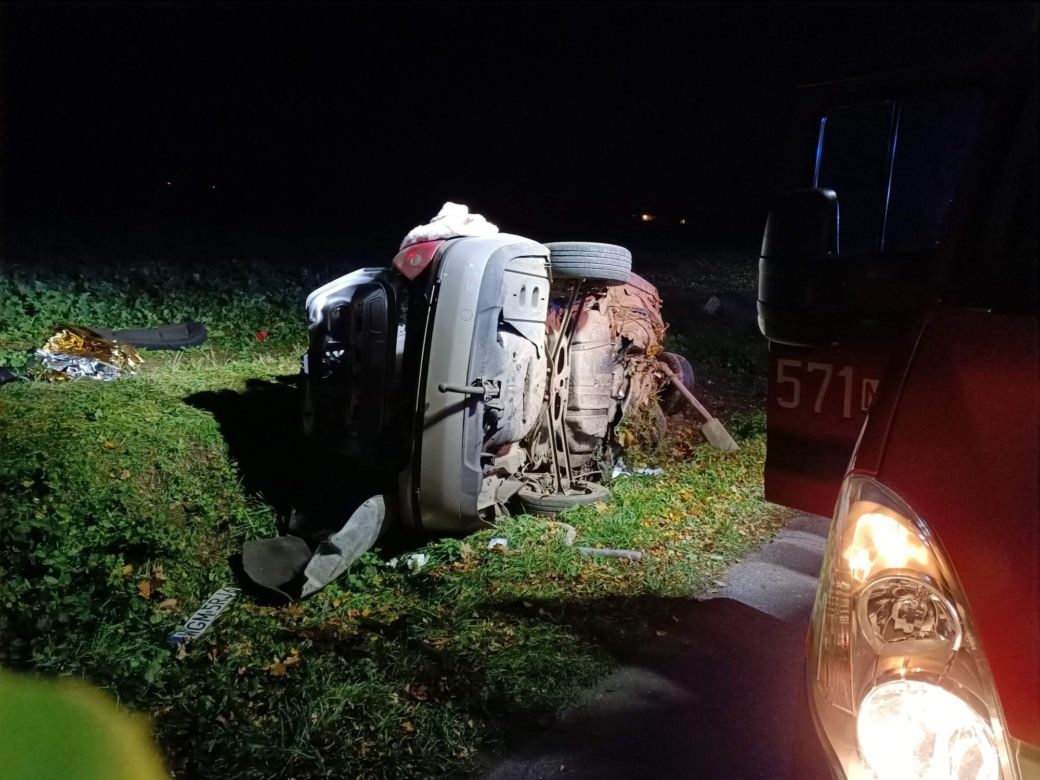 Kozolin. ZMASAKROWANE auto! Dwie osoby NIE ŻYJĄ! Ciężko ranny 18-latek w Płocku! [ZDJĘCIA]