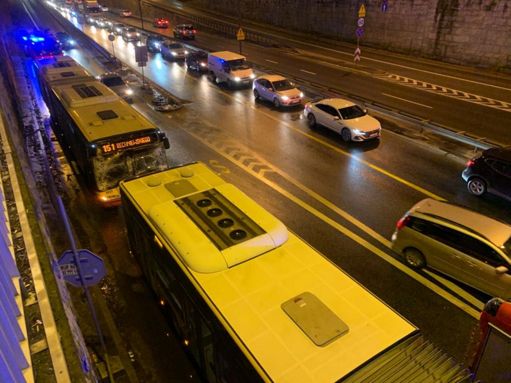 Zderzenie dwóch autobusów na Trasie Łazienkowskiej 