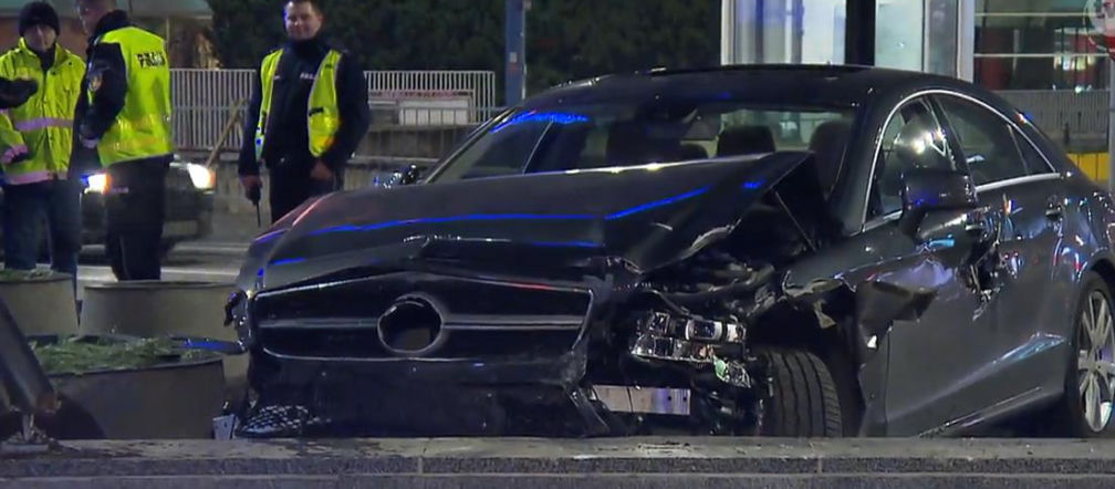 Mercedes w przejściu