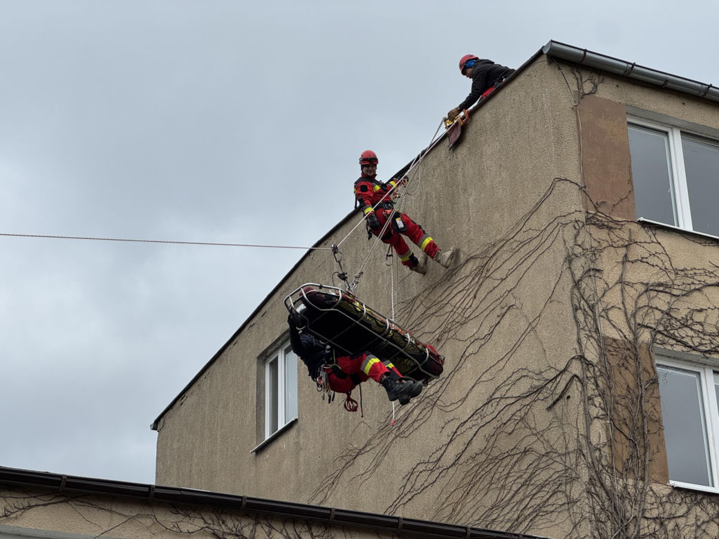 Potężne manewry strażaków na Pomorzu. Do akcji weszły psy ratownicze i policyjni antyterroryści