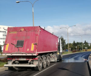 Olsztyn. Wypadek na ul. Armii Krajowej. Droga zablokowana po zderzeniu osobówki z ciężarówką [FOTO]