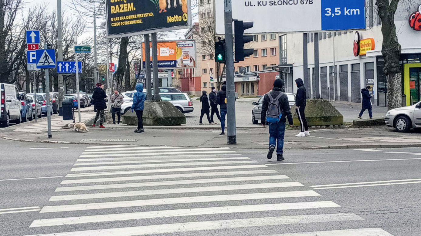Ograniczenia z powodu epidemii spowodowało kolejki przed sklepami 