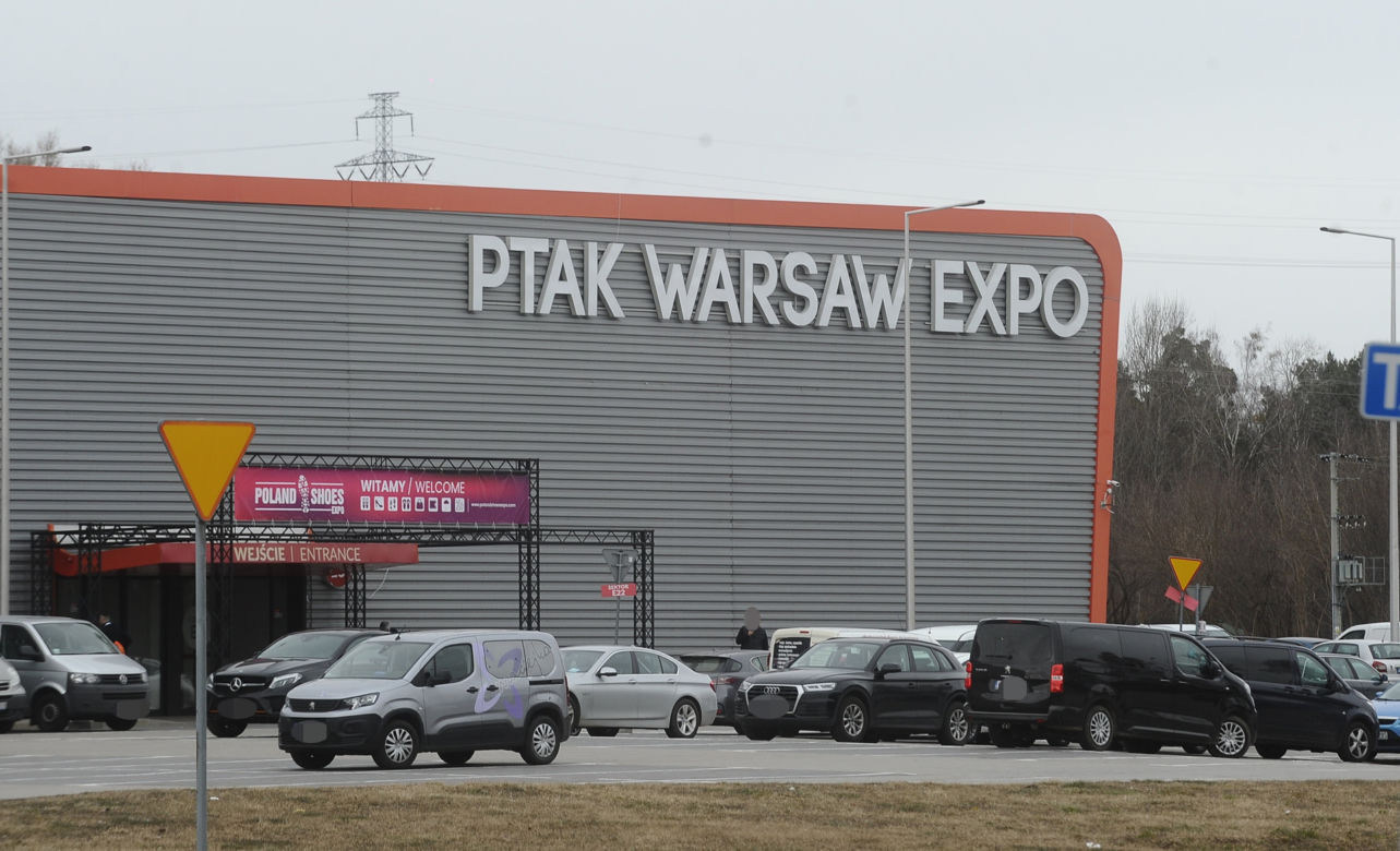 Uchodźcy w Warszawie to już 10 proc. mieszkańców stolicy. Śpią w hali targowej, na boisku i w biurowcu