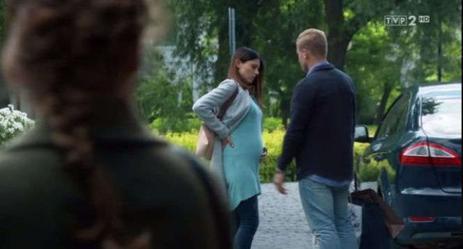 M jak miłość, odcinek 1310, Ala (Olga Frycz), Iza (Adriana Kalska), Artur (Tomasz Ciachorowski)