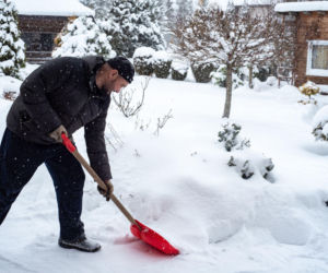 Przy odśnieżaniu zrzucasz zwały śniegu na trawnik? To błąd!