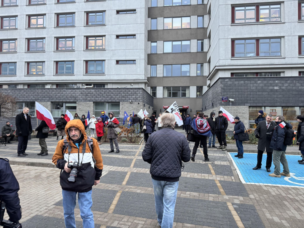 Ulice obstawione radiowozami, policjanci na ulicach. Co się dzieje w Warszawie?
