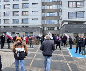 Ulice obstawione radiowozami, policjanci na ulicach. Co się dzieje w Warszawie?