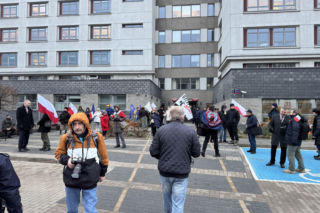 Ulice obstawione radiowozami, policjanci na ulicach. Co się dzieje w Warszawie?