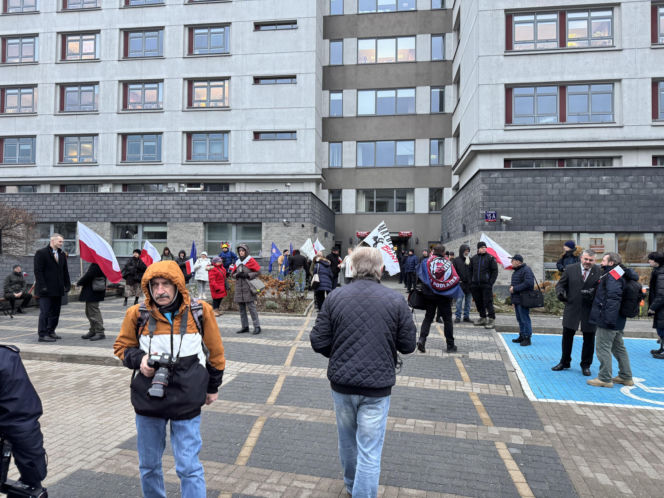 Ulice obstawione radiowozami, policjanci na ulicach. Co się dzieje w Warszawie?