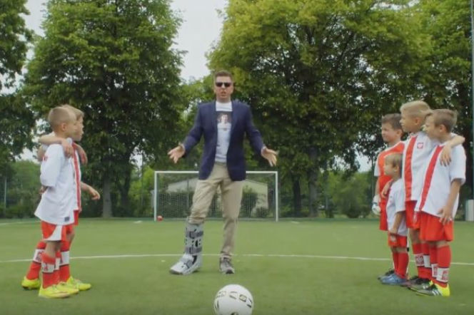 Filip Chajzer śpiewa hymn Euro 2016