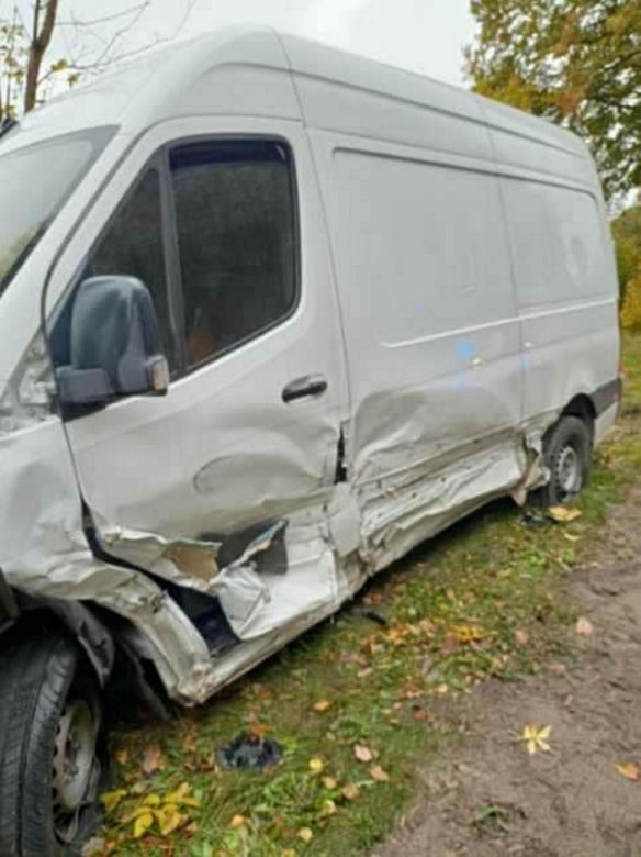 Groźny wypadek na Kaszubach. Czołowe zderzenie osobówki z dostawczakiem. Są poszkodowani