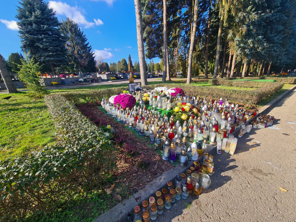 Rzeszów. Ogrom zniczy na mogile Tadeusza Ferenca [GALERIA]
