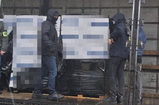 Nie będzie tanich papierosów na bazarach w Warszawie i na Śląsku! Zgarnęło je CBŚP. Gigantyczny transport z Holandii przejęła policja z Wołomina [GALERIA] 