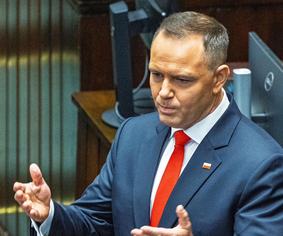 Mężczyzna w ciemnym garniturze i czerwonym krawacie przemawia w Sejmie. O sondażu w sprawie weta przeczytasz na SE Polityka.