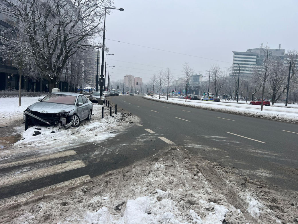 Totalna demolka na Woli. Po kolizji wjechał mercedesem do sklepu
