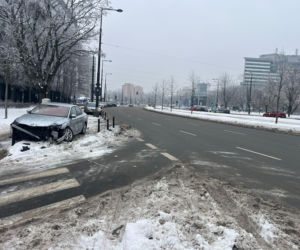 Totalna demolka na Woli. Po kolizji wjechał mercedesem do sklepu