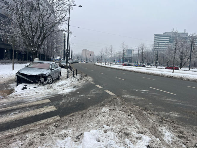 Totalna demolka na Woli. Po kolizji wjechał mercedesem do sklepu