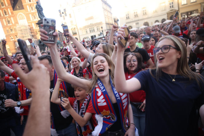 Tłumy kibiców na fecie Wisły Kraków po awansie do Ekstraklasy. Znajdź się na zdjęciach!